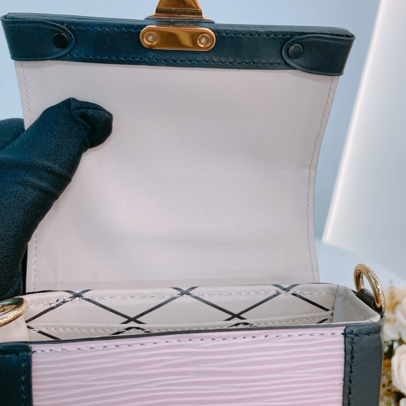 MS0470 LOUIS VUITTON 路易威登樹皮紋硬盒子電話鍊帶包包VERTICAL TRUNK POCHETTE EPI CALFSKIN-17