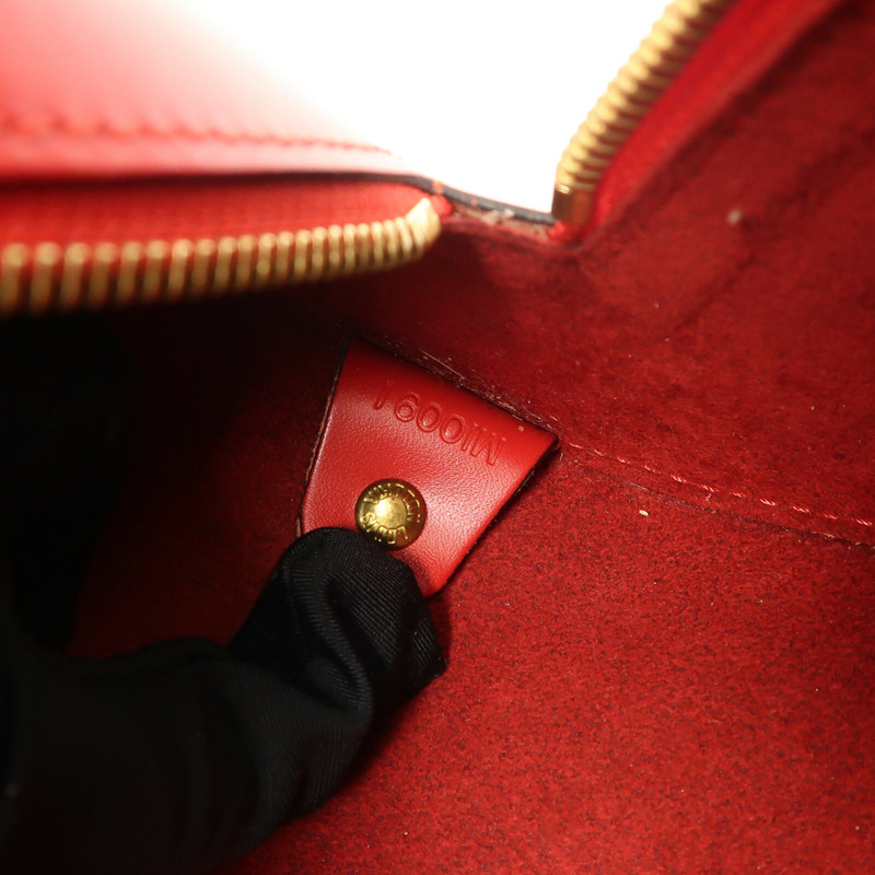 LOUIS VUITTON Epi Soufflot金扣肩背袋-17