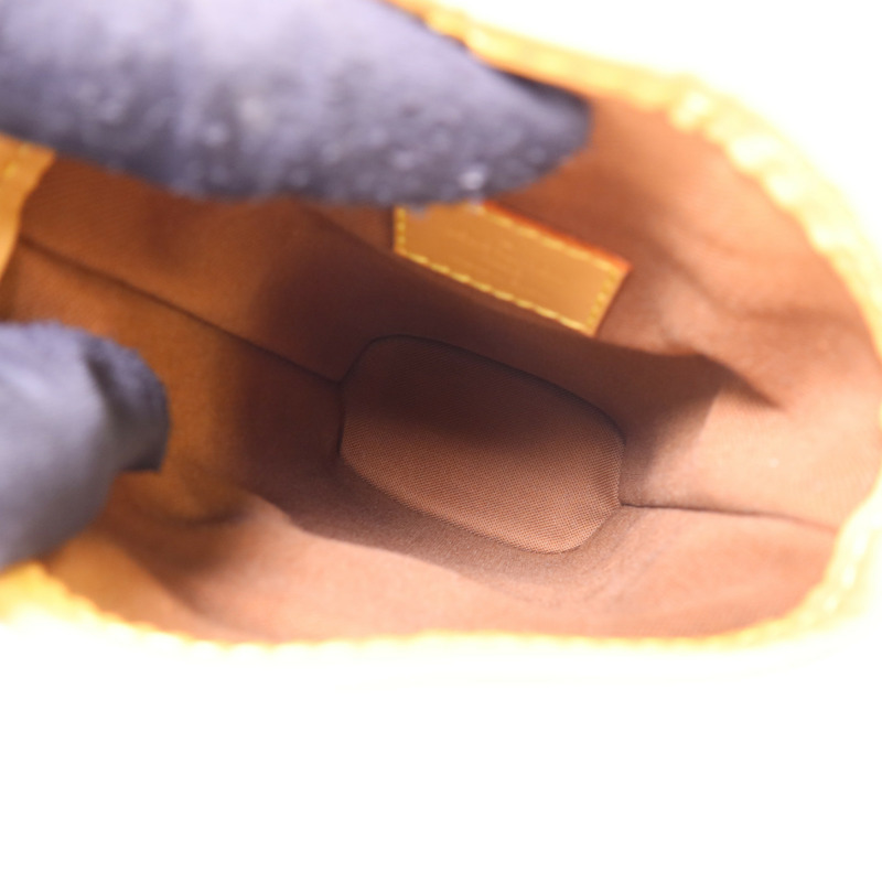 LOUIS VUITTON Monogram Fold Me Pouch金扣肩背袋-5