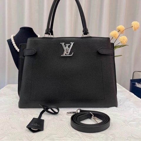 LV Lockme Day 黑色全皮手提肩背包31*24*16 99新配件塵袋