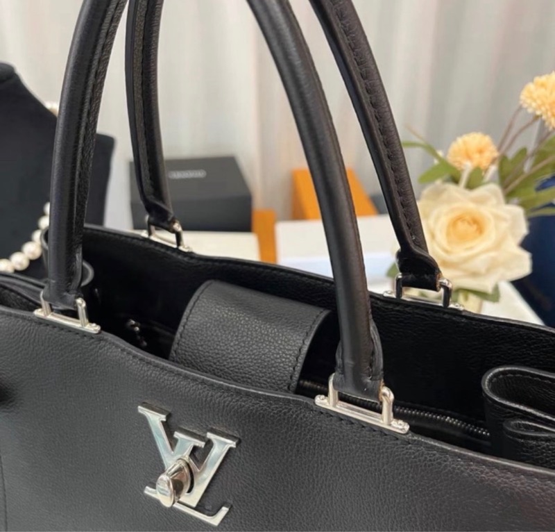 LV Lockme Day 黑色全皮手提肩背包31*24*16 99新配件塵袋-1