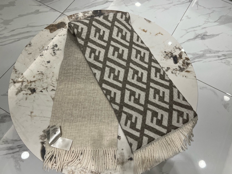 Fendi cashmere 克什米爾 漸層灰圍巾 專櫃3萬多-2