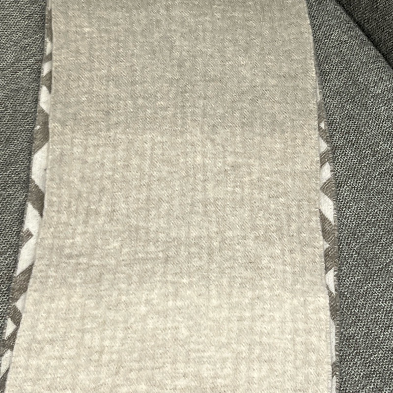 Fendi cashmere 克什米爾 漸層灰圍巾 專櫃3萬多-4