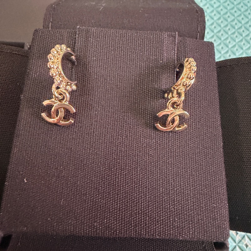 香奈兒。金色垂釣小耳環。-7