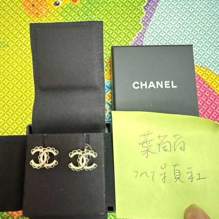 香奈兒。Chanel。24B。法式滾邊雙C耳環-0