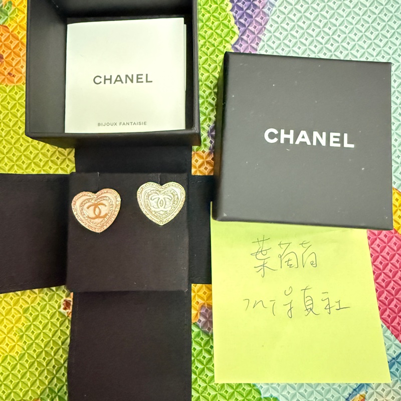 Chanel 24s愛心粉鑽珍珠母貝耳環。-0