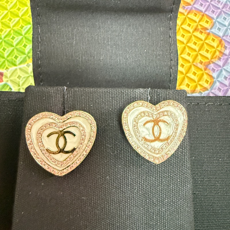 Chanel 24s愛心粉鑽珍珠母貝耳環。-8