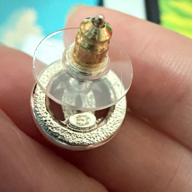 Chanel 23K。雙C菱格紋鑽耳環。-1