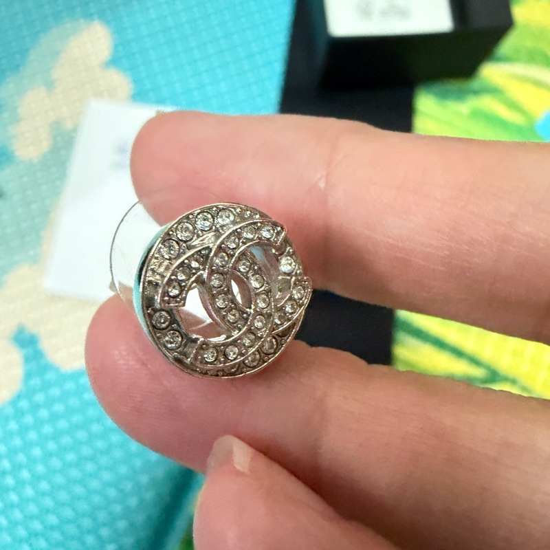 Chanel 23K。雙C菱格紋鑽耳環。-2