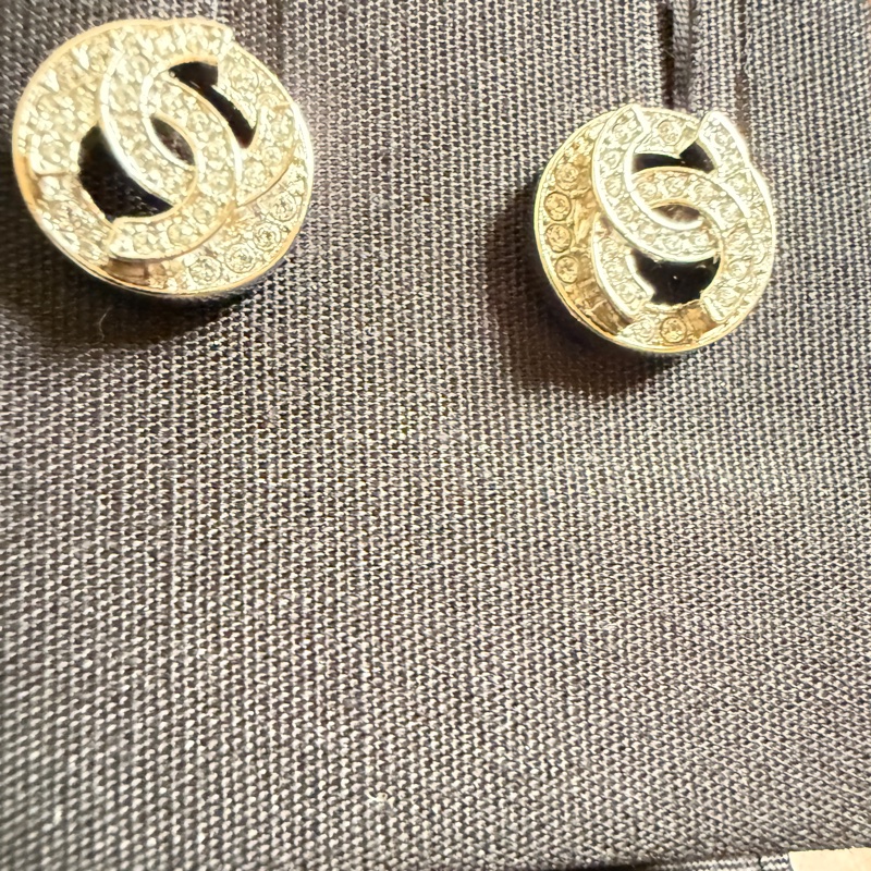 Chanel 23K。雙C菱格紋鑽耳環。-4