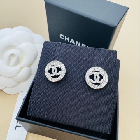 Chanel 25s 銀色圓形。雙C logo 滿鑽