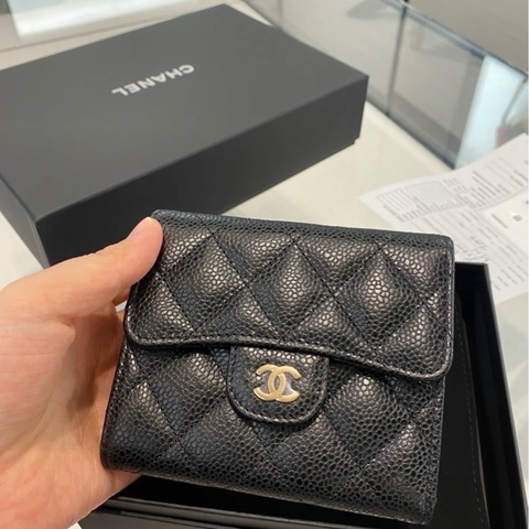 香奈兒。三折短夾。黑金荔枝皮