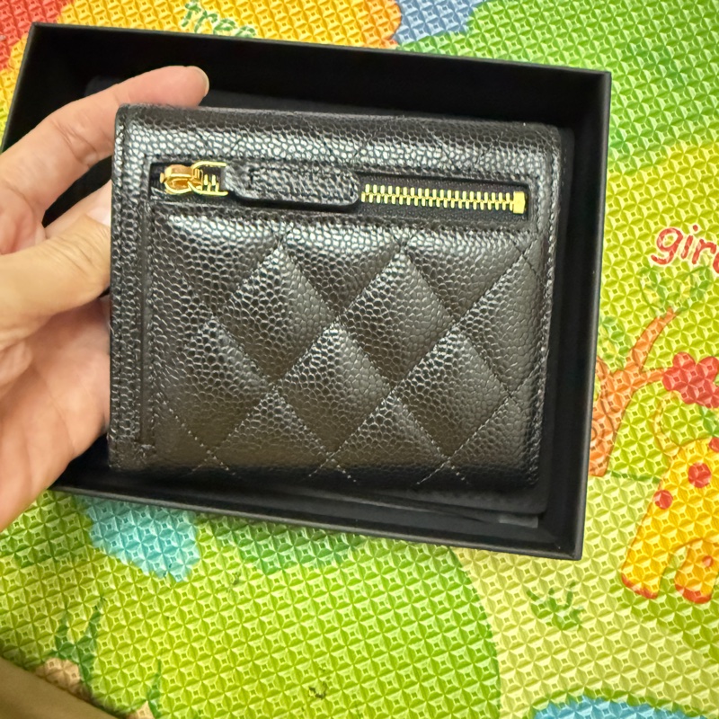 香奈兒。三折短夾。黑金荔枝皮-4