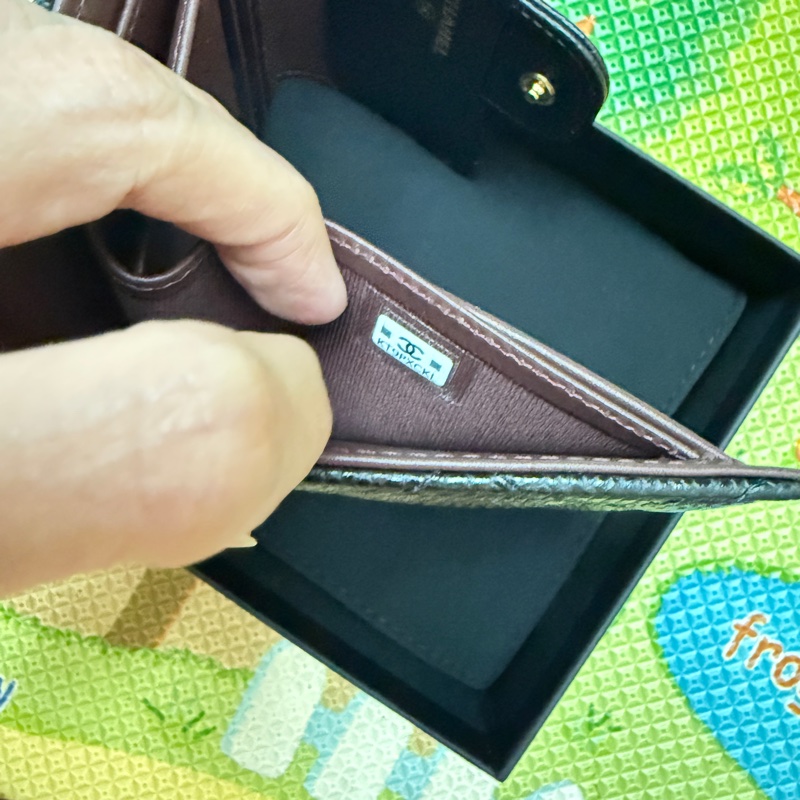 香奈兒。三折短夾。黑金荔枝皮-6