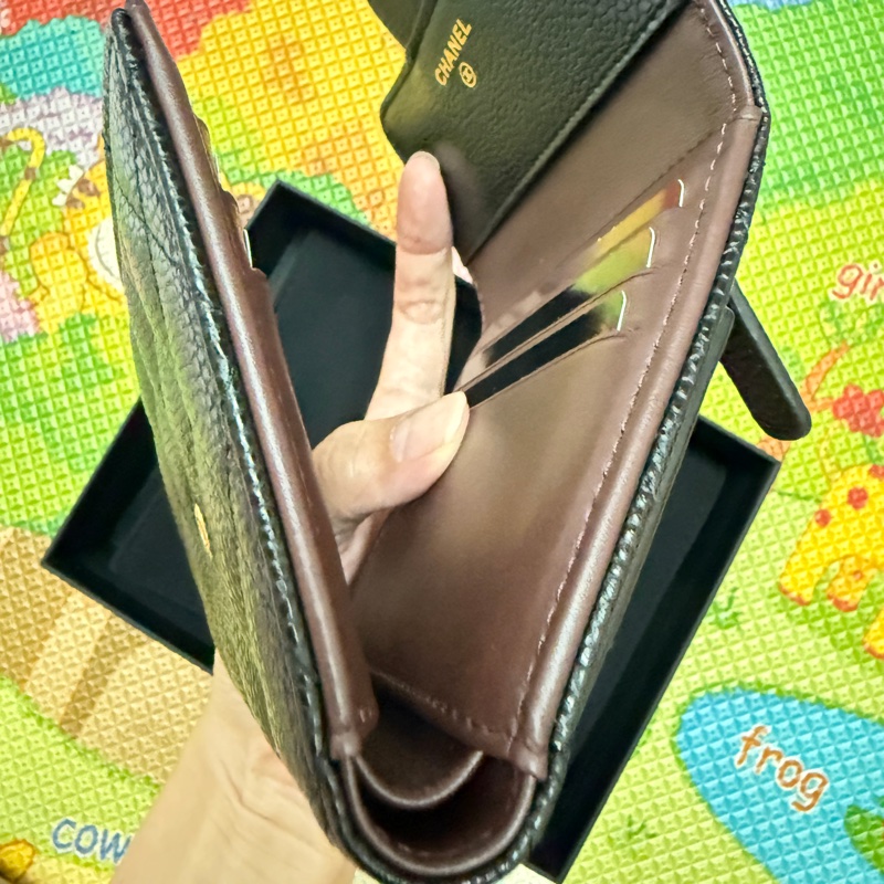 香奈兒。三折短夾。黑金荔枝皮-8