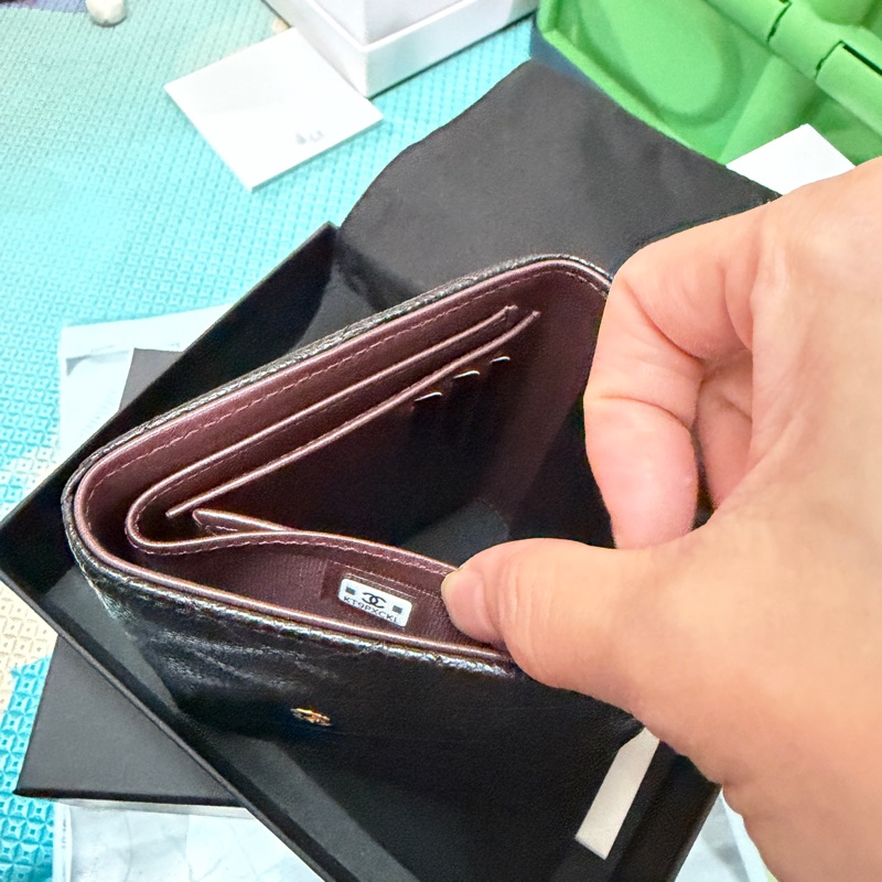 香奈兒。三折短夾。黑金荔枝皮-9