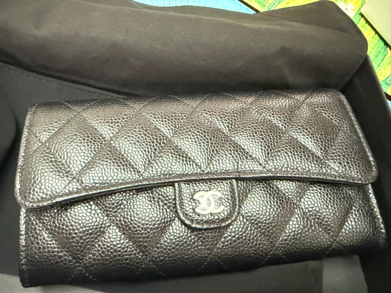 香奈兒。Chanel 荔枝皮經典長夾。銀-0