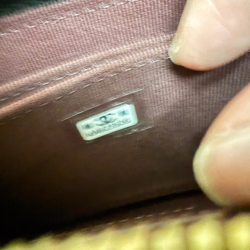 香奈兒。ㄇ字黑金零錢包-7