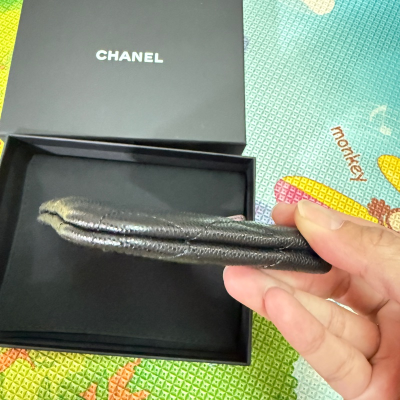 Chanel。一字拉鏈卡包。黑金荔枝皮-2