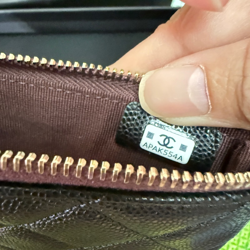 Chanel。一字拉鏈卡包。黑金荔枝皮-6