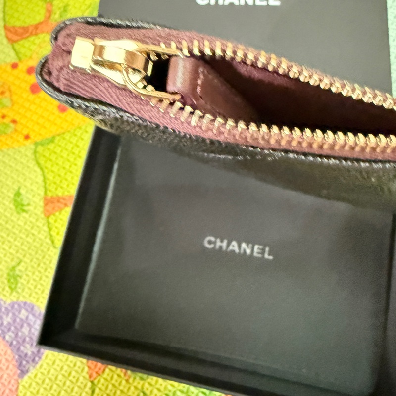 Chanel。一字拉鏈卡包。黑金荔枝皮-8
