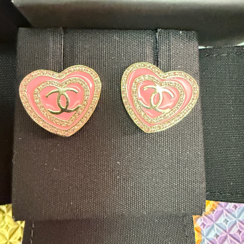 Chanel。24s芭比粉。愛心粉鑽珍珠母貝耳環。-0