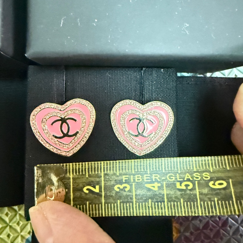 Chanel。24s芭比粉。愛心粉鑽珍珠母貝耳環。-1