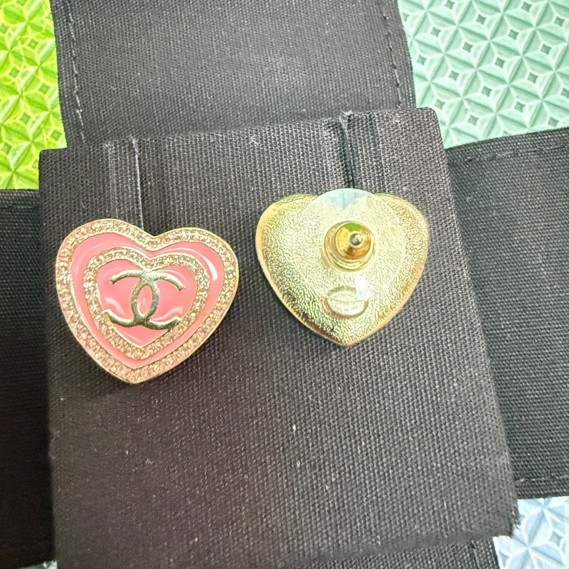 Chanel。24s芭比粉。愛心粉鑽珍珠母貝耳環。-2