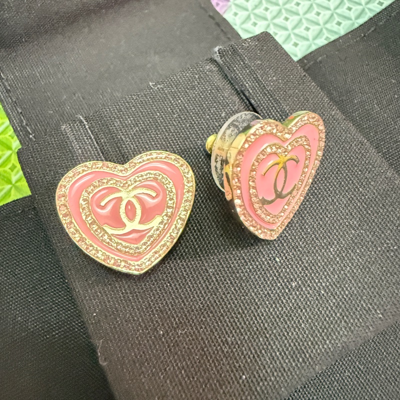 Chanel。24s芭比粉。愛心粉鑽珍珠母貝耳環。-4