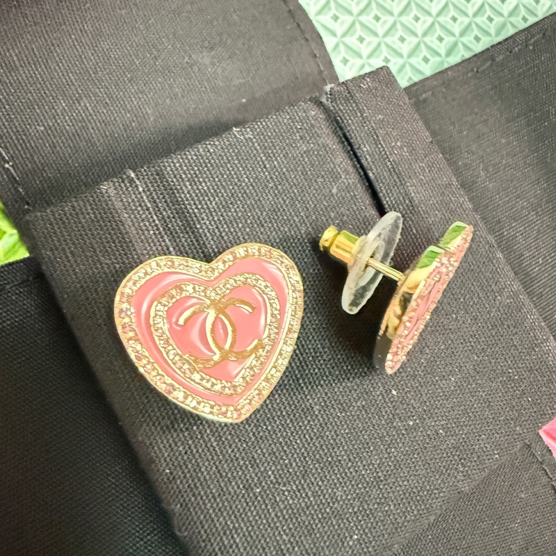 Chanel。24s芭比粉。愛心粉鑽珍珠母貝耳環。-5