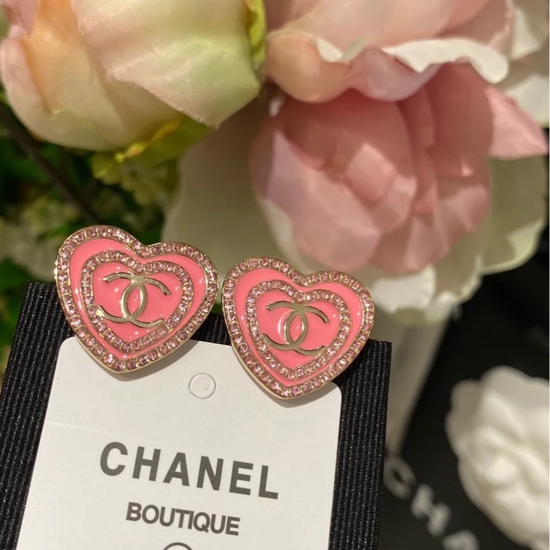 Chanel。24s芭比粉。愛心粉鑽珍珠母貝耳環。-6