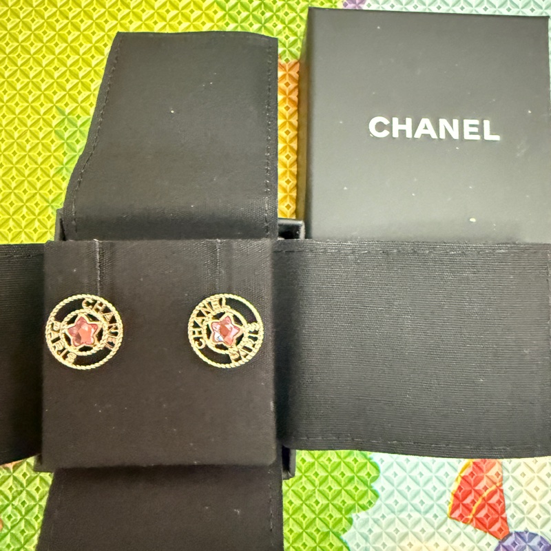 香奈兒。25P。粉紅星星鏤空耳環-0