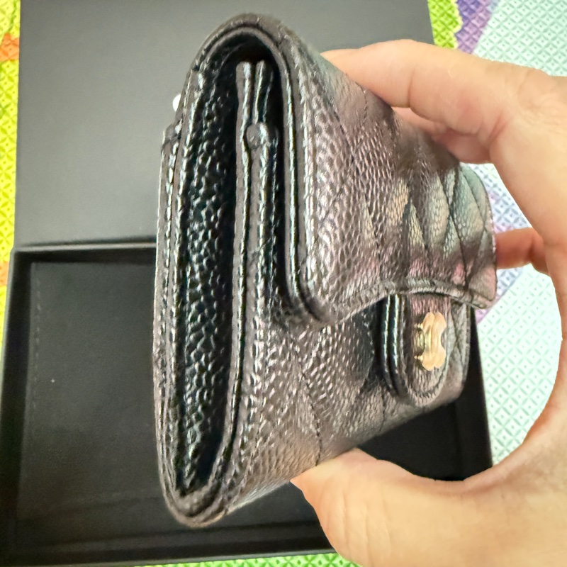 Chanel。黑金短卡夾。零錢包荔枝皮。-2