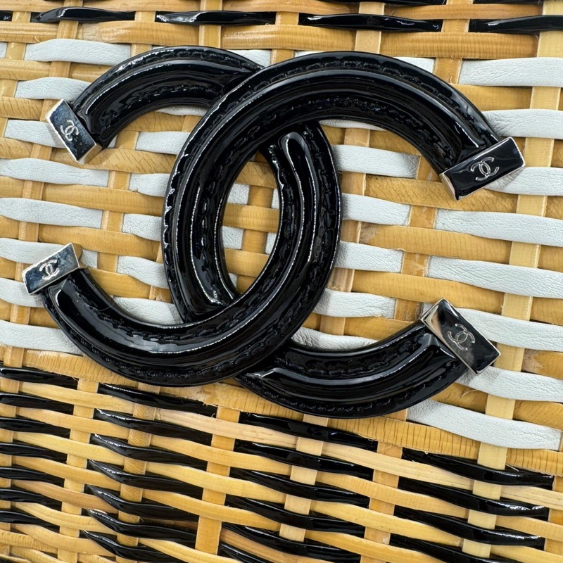 Chanel 2019 Patent Leather & Natural Rattan Wicker CC Filigree Black Medium Vanity Case with Silver Hardware-7