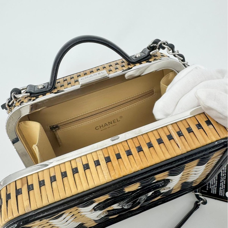 Chanel 2019 Patent Leather & Natural Rattan Wicker CC Filigree Black Medium Vanity Case with Silver Hardware-8