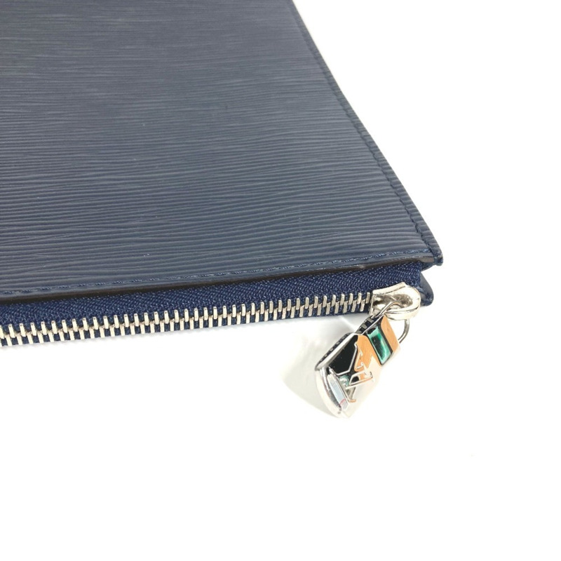 路易威登 M68199 Epi 皮革 Pochette Jour GM 手拿包。這款 GM 手拿包採用 L 型拉鍊，材質為皮革。男女款均有海軍藍可選。-2