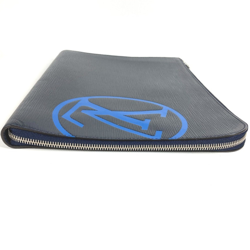 路易威登 M68199 Epi 皮革 Pochette Jour GM 手拿包。這款 GM 手拿包採用 L 型拉鍊，材質為皮革。男女款均有海軍藍可選。-3