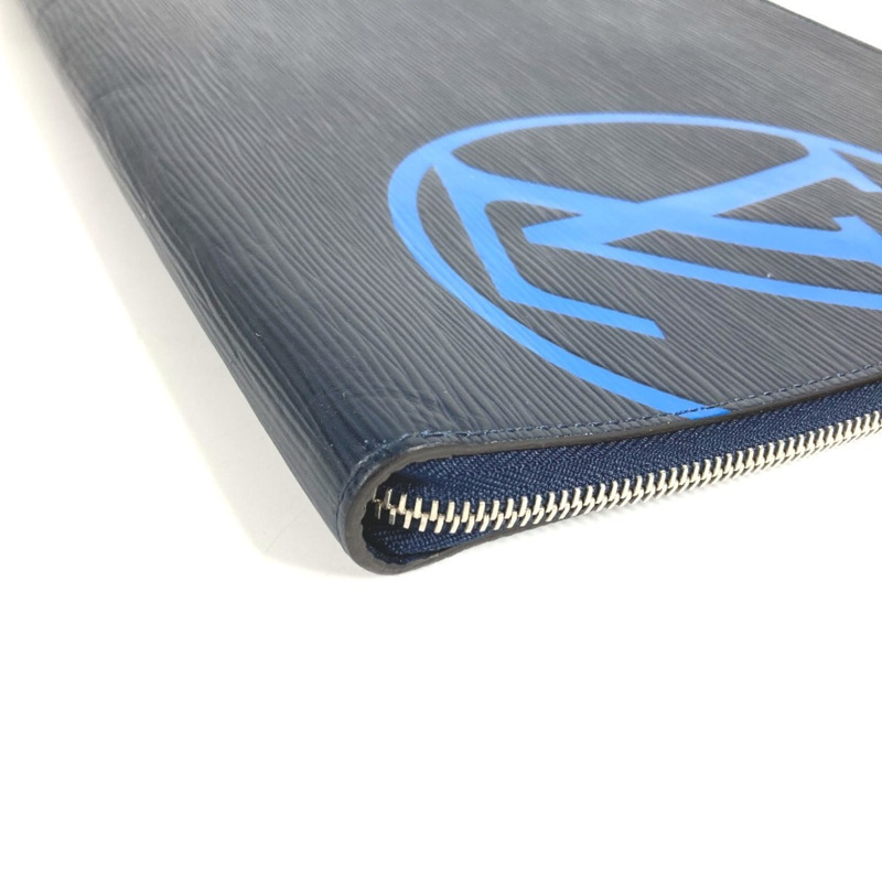 路易威登 M68199 Epi 皮革 Pochette Jour GM 手拿包。這款 GM 手拿包採用 L 型拉鍊，材質為皮革。男女款均有海軍藍可選。-4