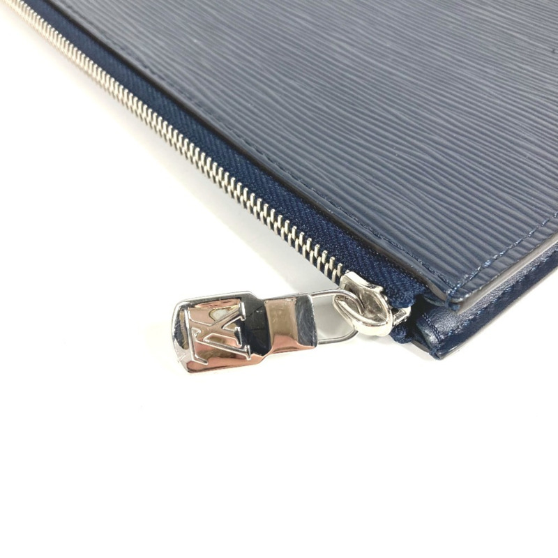 路易威登 M68199 Epi 皮革 Pochette Jour GM 手拿包。這款 GM 手拿包採用 L 型拉鍊，材質為皮革。男女款均有海軍藍可選。-7