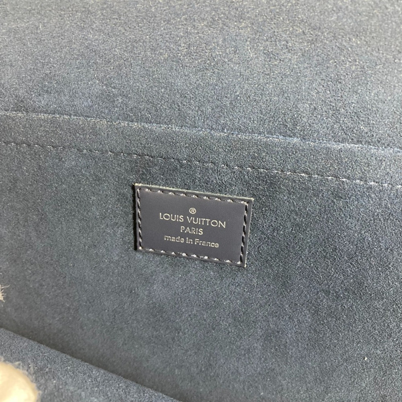 路易威登 M68199 Epi 皮革 Pochette Jour GM 手拿包。這款 GM 手拿包採用 L 型拉鍊，材質為皮革。男女款均有海軍藍可選。-10