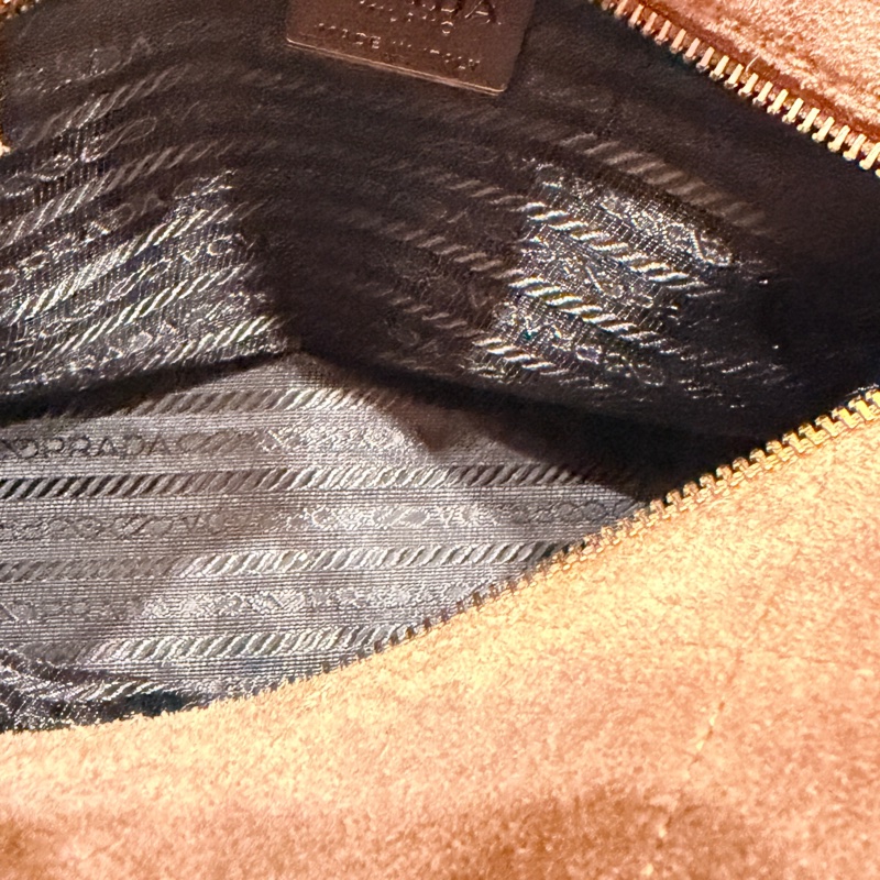 Prada麂皮降落傘肩背包-7