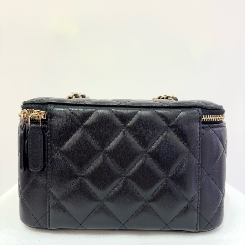 CHANEL黑羊皮金釦化妝箱-1