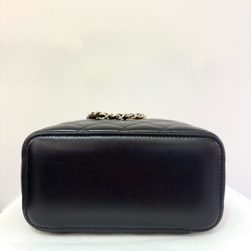 CHANEL黑羊皮金釦化妝箱-4