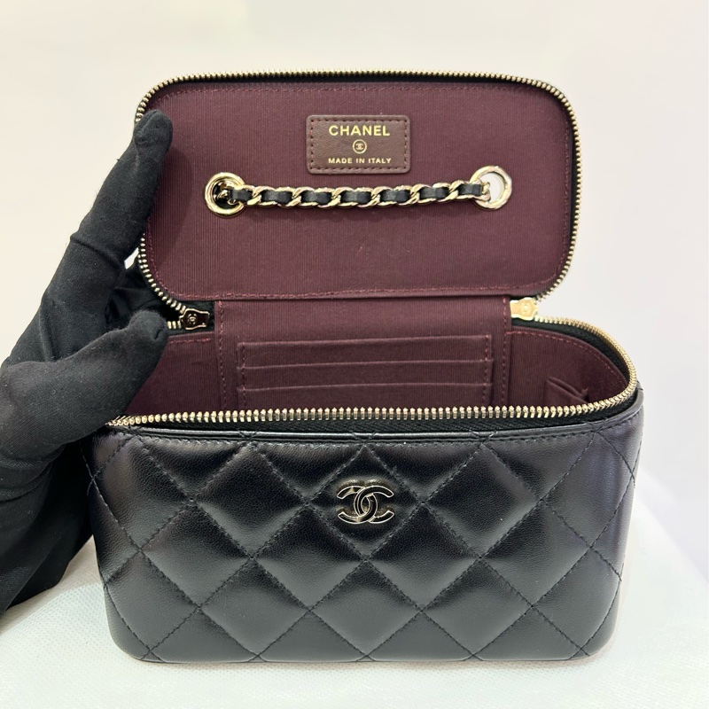 CHANEL黑羊皮金釦化妝箱-7