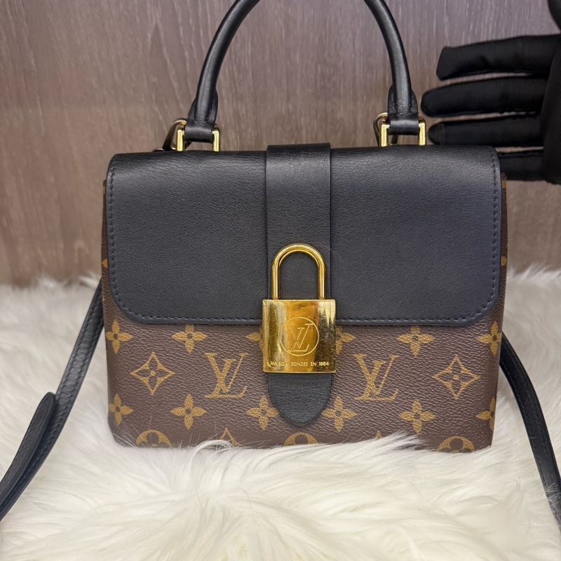 98新 Lv黑金locky bb 經典老花鎖頭郵差包 尺寸：20×15cm-1