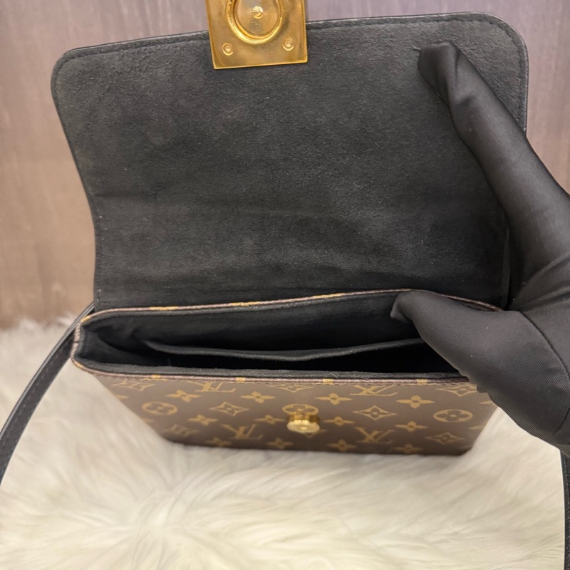 98新 Lv黑金locky bb 經典老花鎖頭郵差包 尺寸：20×15cm-7