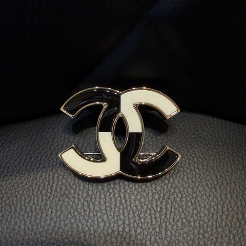 CHANEL黑白配色琺瑯雙C胸針
