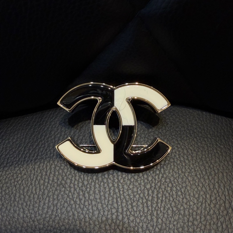 CHANEL黑白配色琺瑯雙C胸針-0