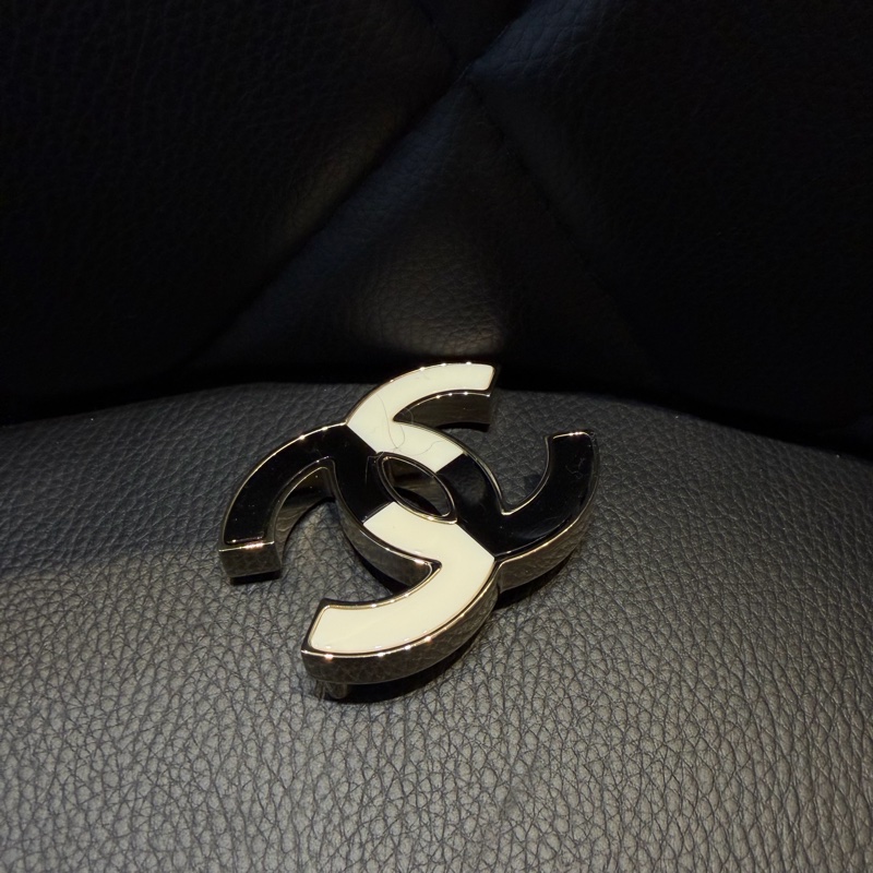 CHANEL黑白配色琺瑯雙C胸針-1