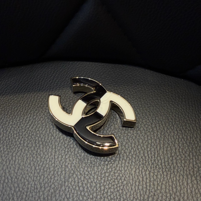 CHANEL黑白配色琺瑯雙C胸針-2